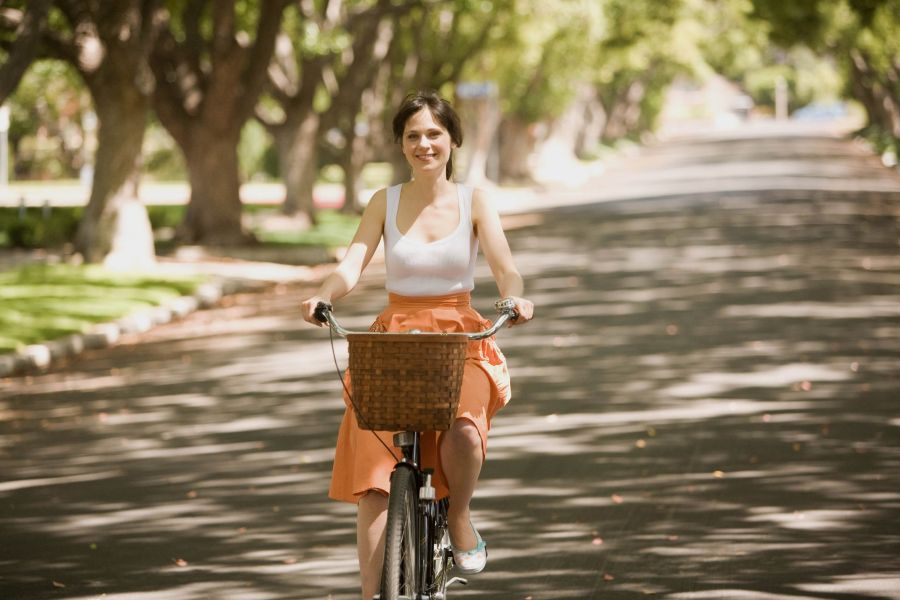Zooey Deschanel como Summer andando en su bici en la película (500) Days of Summer.
