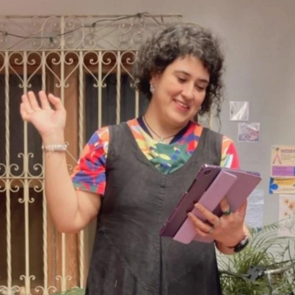 La autora Cynthia Rodríguez Juárez leyendo su poesía en un micrófono abierto.
